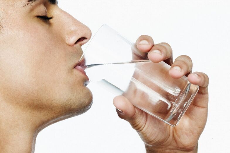 un uomo beve 7 kg di acqua per dimagrire a settimana