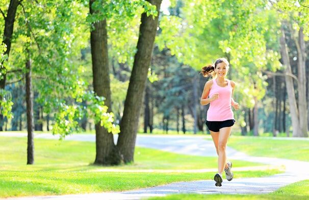Fare jogging nel parco per bruciare i grassi in modo attivo