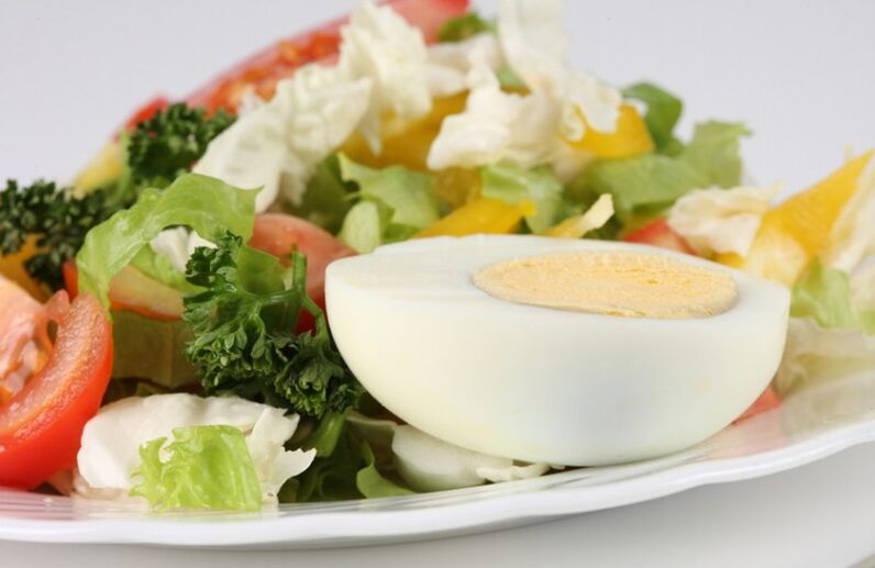 Insalata di verdure fresche con uovo sodo nel menù dietetico Maggi