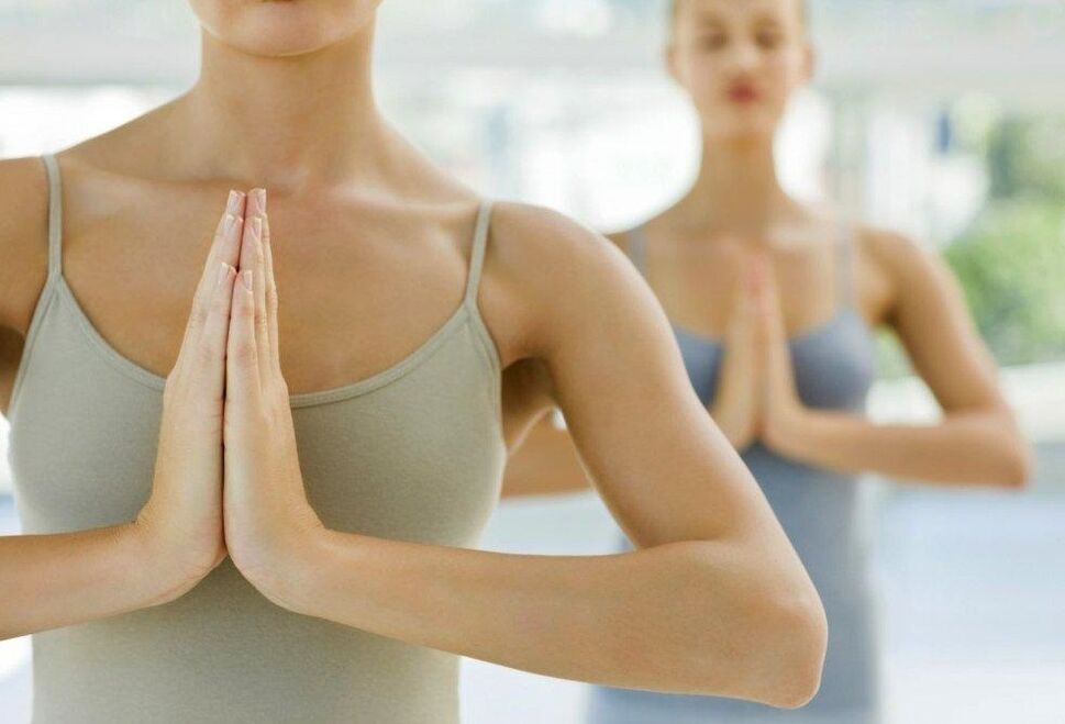 ragazze che fanno yoga per dimagrire