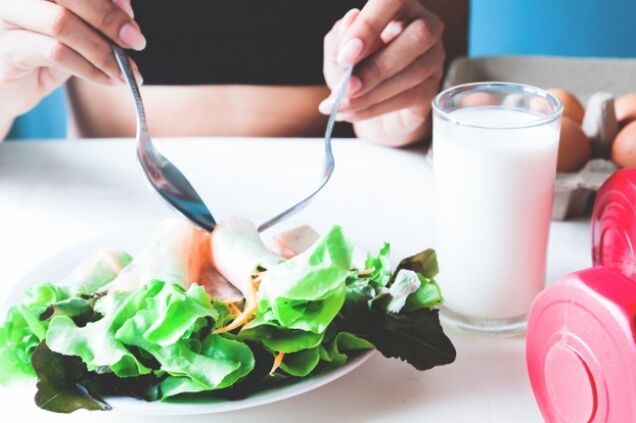 Insalata e bicchiere di yogurt