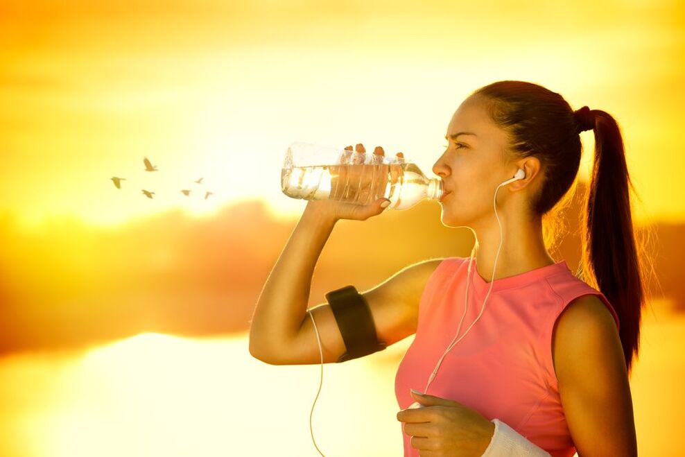 La ragazza beve acqua